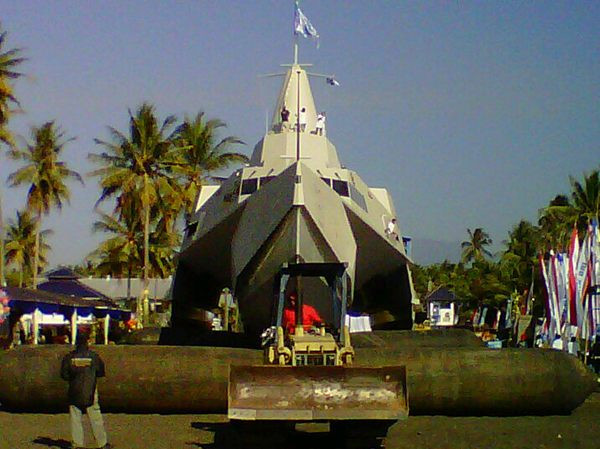 Trước đó, các phương tiện truyền thông Indonesia thì nói rằng, KRI Klewang sẽ là tàu chiến tàng hình tiên tiến nhất từng được đóng ở Đông Nam Á. Tuy nhiên, phát biểu tại lễ hạ thủy hôm 31/8, Chuẩn Đô đốc Hải quân Raja Anwar tuyên bố rằng đây là tàu tàng hình tiên tiến nhất thế giới.Trong ảnh:Nhìn từ phía trước, tàu có hình dáng khá "hầm hố" Trước đó, các phương tiện truyền thông Indonesia thì nói rằng, KRI Klewang sẽ là tàu chiến tàng hình tiên tiến nhất từng được đóng ở Đông Nam Á. Tuy nhiên, phát biểu tại lễ hạ thủy hôm 31/8, Chuẩn Đô đốc Hải quân Raja Anwar tuyên bố rằng đây là tàu tàng hình tiên tiến nhất thế giới.Trong ảnh:Nhìn từ phía trước, tàu có hình dáng khá "hầm hố"