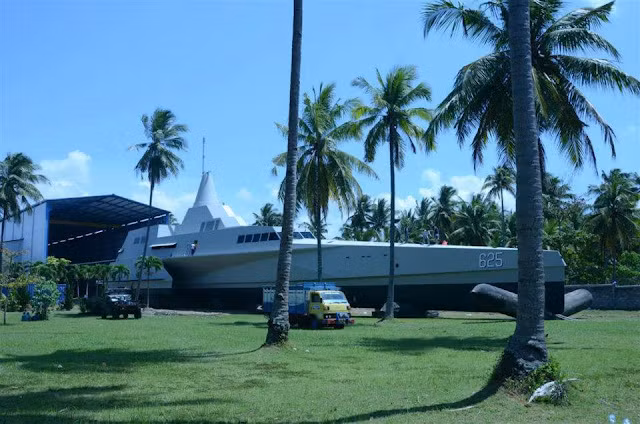 Rõ ràng, thiết kế góc cạnh và vật liệu tiên tiến, tàu KRI Klewang 625 sẽ có khả năng tàng hình tốt