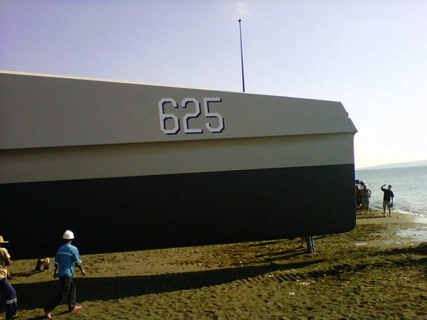 KCR Trimaran là lớp tàu chiến mạnh mẽ nhất được phát triển từ năm 2009 bởi Hải quân Indonesia và công ty công ty đóng tàu PT. Lundin. Tàu sẽ được trang bị với 4 ống phóng tên lửa chống tàu C-705 có tầm bắn 120 km do Trung Quốc chế tạo và nhiều vũ khí trang bị tiên tiến khác, Chuẩn Đô đốc Hải quân Raja Anwar xác nhận. Trong ảnh:Phần mũi được thiết kế sắc lẹm như lưỡi dao, tạo ra khả năng rẽ sóng và giảm lực cản KCR Trimaran là lớp tàu chiến mạnh mẽ nhất được phát triển từ năm 2009 bởi Hải quân Indonesia và công ty công ty đóng tàu PT. Lundin. Tàu sẽ được trang bị với 4 ống phóng tên lửa chống tàu C-705 có tầm bắn 120 km do Trung Quốc chế tạo và nhiều vũ khí trang bị tiên tiến khác, Chuẩn Đô đốc Hải quân Raja Anwar xác nhận. Trong ảnh:Phần mũi được thiết kế sắc lẹm như lưỡi dao, tạo ra khả năng rẽ sóng và giảm lực cản