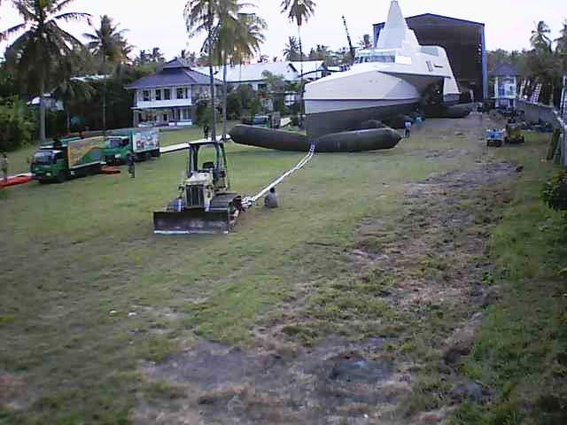 Tàu KRI Klewang 625, thuộc dự án KCR Trimaran có chiều dài 63 mét, được đóng tại xưởng đóng tàu nhà máy PT. Lundin, Banyuwangi và được tuyên bố là tàu quân sự tiên tiến nhất triên thế giới bởi công nghệ tàng hình làm các hệ thống radar rất khó để phát hiện. Trong ảnh: Tàu KRI Klewang 625 được kéo ra từ nhà xưởng. Tàu KRI Klewang 625, thuộc dự án KCR Trimaran có chiều dài 63 mét, được đóng tại xưởng đóng tàu nhà máy PT. Lundin, Banyuwangi và được tuyên bố là tàu quân sự tiên tiến nhất triên thế giới bởi công nghệ tàng hình làm các hệ thống radar rất khó để phát hiện. Trong ảnh: Tàu KRI Klewang 625 được kéo ra từ nhà xưởng.