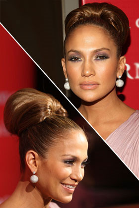 Jennifer Lopez với mái tóc búi cao. Jennifer Lopez với mái tóc búi cao.