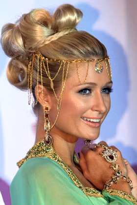 Không chỉ có các mỹ nhân trong giới showbiz Việt mới "ăn gian" chiều cao nhờ mái tóc, mà ngay cả những ngôi sao hàng đầu Hollywood cũng phải tăng chiều cao cho mình bằng cách này. Trong ảnh là: Paris Hilton