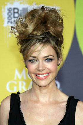 Denise Richards cao hơn nhờ tóc xoăn. Denise Richards cao hơn nhờ tóc xoăn.