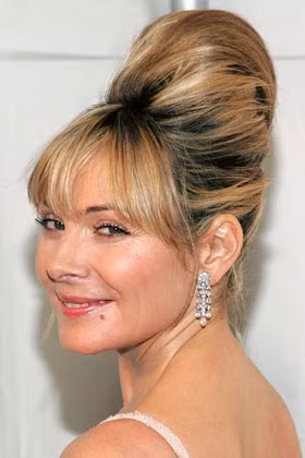 Kim Cattrall với mái tóc búi cao gọn gàng.
