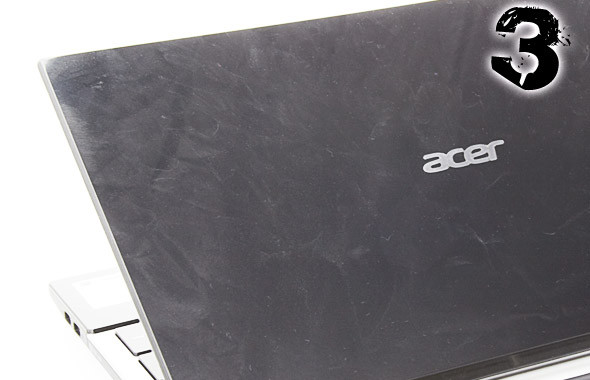 Dễ in dấu vân tay: Một nhược điểm của máy tính bảng, laptop hay điện thoại đó là rất dễ dấu vân tay trên lớp vỏ hay màn hình trong quá trình sử dụng. Thiết kế lớp vỏ với chất liệu nhựa bóng chính là nguyên nhân chủ yếu dẫn đến điều này. Xu hướng thiết kế bề mặt kim loại có vẻ như tốt hơn nhưng vẫn chưa phải là tối ưu lắm bởi chúng lại làm cho trọng lượng của thiết bị tăng lên.