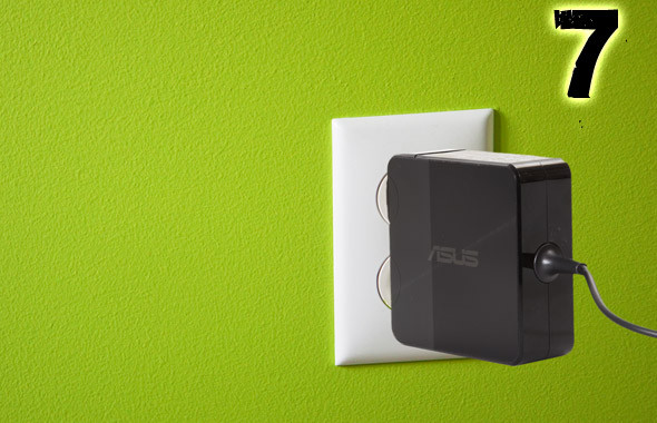 Sạc thiết kế chưa hợp lý: Người dùng thường phàn nàn khi thiết kế đầu dây cắm của laptop quá lớn. Mỗi khi cắm vào ổ điện thường chiếm hết diện tích và không còn chỗ cho thiết bị nào khác nữa. Đơn cử như dòng máy Asus UX 32 VD được trang bị một bộ chuyển đổi điện năng hình chữ nhật trông rất ”hoành tráng” và chiếm nhiều diện tích. Ngoài ra, một hạn chế về thiết kế nữa đó là dây cắm quá ngắn khiến cho người dùng sẽ cần phải ngồi sát ổ điện để sử dụng mỗi khi máy sắp hết pin.