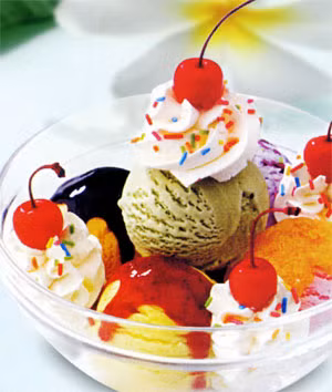 Kem cũng là môi trường lý tưởng cho các loại vi khuẩn như salmonella và staphylococcus, đặc biệt nguy hiểm khi bạn làm kem tại nhà và sử dụng trứng sống nhưng lại không biết cách chế biến cho đúng.