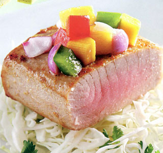 1. Cá ngừ: Thịt cá ngừ sẽ sinh ra độc tố scombrotoxin khi bảo quản ở nhiệt độ trên 60 độ C. Loại độc tố này gây nhức đầu, chuột rút và sốt. Điều tệ hại nhất là độc tố này không bị phân hủy kể cả khi bạn đã nấu nướng thịt cá trên bếp thật lâu.