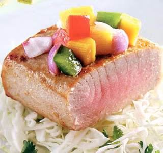 1. Cá ngừ: Thịt cá ngừ sẽ sinh ra độc tố scombrotoxin khi bảo quản ở nhiệt độ trên 60 độ C. Loại độc tố này gây nhức đầu, chuột rút và sốt. Điều tệ hại nhất là độc tố này không bị phân hủy kể cả khi bạn đã nấu nướng thịt cá trên bếp thật lâu.