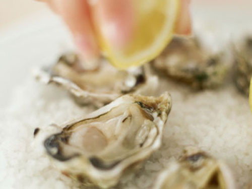 2. Hàu: Hàu chứa vi trùng norovirus và vi khuẩn vibrio vulnificus có thể gây ra những cơn nôn mửa, buồn nôn và tiêu chảy khi ăn. Nguy cơ bị “dính” các triệu chứng này càng lớn nếu bạn ăn hàu sống hoặc nấu chưa chín.