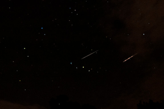 Hai vệt sao băng rực sáng trên bầu trời Bella Vista, Arkansas, Mỹ. Hai vệt sao băng rực sáng trên bầu trời Bella Vista, Arkansas, Mỹ.