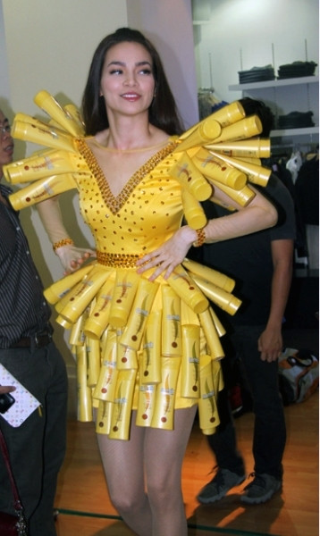 Và cả những chai dầu gội đầu. Và cả những chai dầu gội đầu.