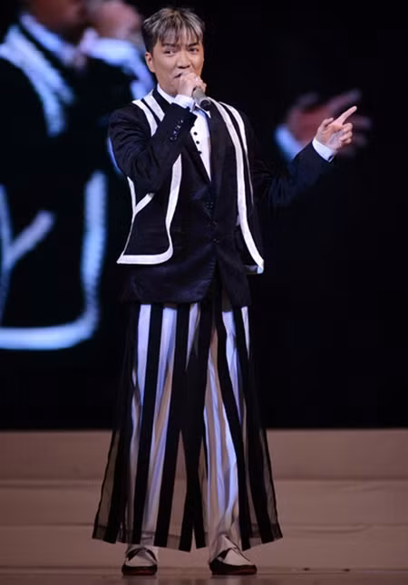 Đàm Vĩnh Hưng khiến khản giả "mắt tròn mắt dẹt" với bộ trang phục "xưa nay hiếm"