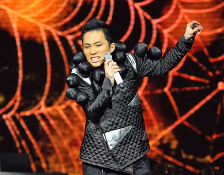 Chàng ca sĩ “Con cò” nhiều lần khiến khán giả “trố mắt” mỗi khi anh bước ra sân khấu trong những bộ trang phục “có một không hai”.