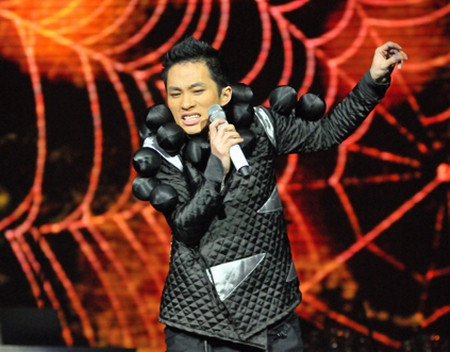 Chàng ca sĩ “Con cò” nhiều lần khiến khán giả “trố mắt” mỗi khi anh bước ra sân khấu trong những bộ trang phục “có một không hai”. Chàng ca sĩ “Con cò” nhiều lần khiến khán giả “trố mắt” mỗi khi anh bước ra sân khấu trong những bộ trang phục “có một không hai”.