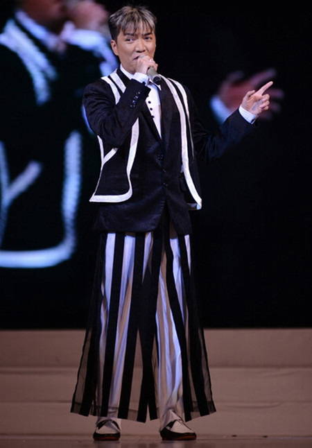 Đàm Vĩnh Hưng khiến khản giả "mắt tròn mắt dẹt" với bộ trang phục "xưa nay hiếm" Đàm Vĩnh Hưng khiến khản giả "mắt tròn mắt dẹt" với bộ trang phục "xưa nay hiếm"