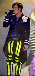 Khánh Phương với bộ trang phục không theo trường phái nào. Khánh Phương với bộ trang phục không theo trường phái nào.