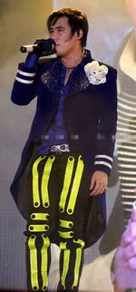 Khánh Phương với bộ trang phục không theo trường phái nào.