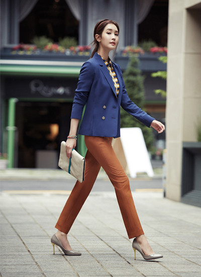 Quần âu ống suông là món đồ không thể thiếu cho chị em công sở. Blazer xanh côban và quần màu cam đất, thêm một gợi ý kết hợp màu sắc hiệu quả dành cho bạn. Quần âu ống suông là món đồ không thể thiếu cho chị em công sở. Blazer xanh côban và quần màu cam đất, thêm một gợi ý kết hợp màu sắc hiệu quả dành cho bạn.