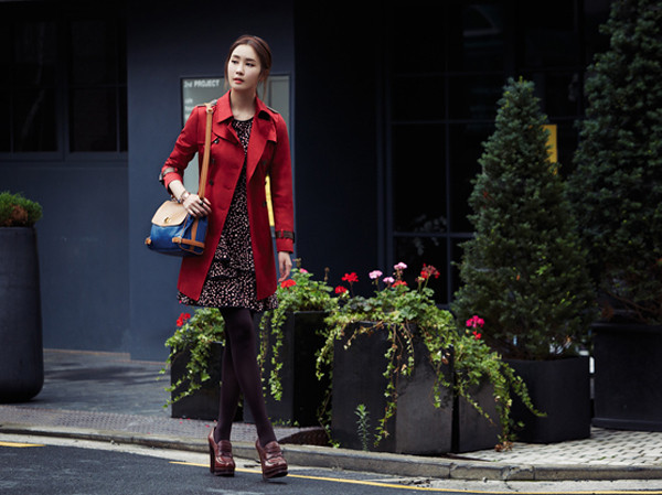 Váy liền in hoa nhí gam màu trầm và quần tất đen, những món đồ quen thuộc của phái đẹp trong mùa đông, trở nên thu hút hơn khi kết hợp cùng áo măng-tô chiết eo màu bã trầu và túi xách xanh xinh xắn. Váy liền in hoa nhí gam màu trầm và quần tất đen, những món đồ quen thuộc của phái đẹp trong mùa đông, trở nên thu hút hơn khi kết hợp cùng áo măng-tô chiết eo màu bã trầu và túi xách xanh xinh xắn.