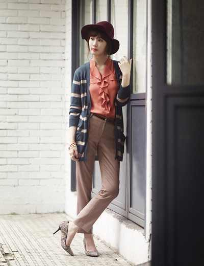 Không chỉ blazer, cardigan (áo khoác nhẹ dáng dài, chất liệu thường là len mỏng hay cotton) cũng là "bạn thân" của phái đẹp trong những ngày se lạnh. Đây vốn là kiểu áo hơi "lùng thùng" nên bạn hãy kết hợp cùng quần ống suông hơi ôm hoặc ôm sát để trông gọn gàng hơn. Không chỉ blazer, cardigan (áo khoác nhẹ dáng dài, chất liệu thường là len mỏng hay cotton) cũng là "bạn thân" của phái đẹp trong những ngày se lạnh. Đây vốn là kiểu áo hơi "lùng thùng" nên bạn hãy kết hợp cùng quần ống suông hơi ôm hoặc ôm sát để trông gọn gàng hơn.