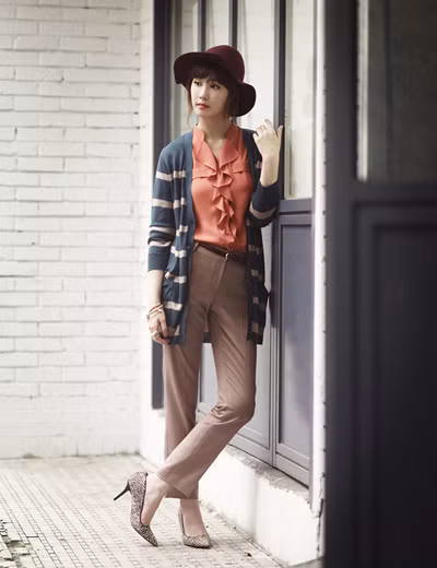 Không chỉ blazer, cardigan (áo khoác nhẹ dáng dài, chất liệu thường là len mỏng hay cotton) cũng là "bạn thân" của phái đẹp trong những ngày se lạnh. Đây vốn là kiểu áo hơi "lùng thùng" nên bạn hãy kết hợp cùng quần ống suông hơi ôm hoặc ôm sát để trông gọn gàng hơn.