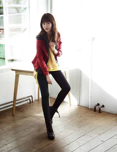 Quần jeans hay tregging (dáng ôm sát giống legging nhưng chất liệu dày hơn) mix với áo thun và áo khoác cùng bốt quân đội cũng mang đến cho Da Hae vẻ trẻ trung, khỏe khoắn. Quần jeans hay tregging (dáng ôm sát giống legging nhưng chất liệu dày hơn) mix với áo thun và áo khoác cùng bốt quân đội cũng mang đến cho Da Hae vẻ trẻ trung, khỏe khoắn.