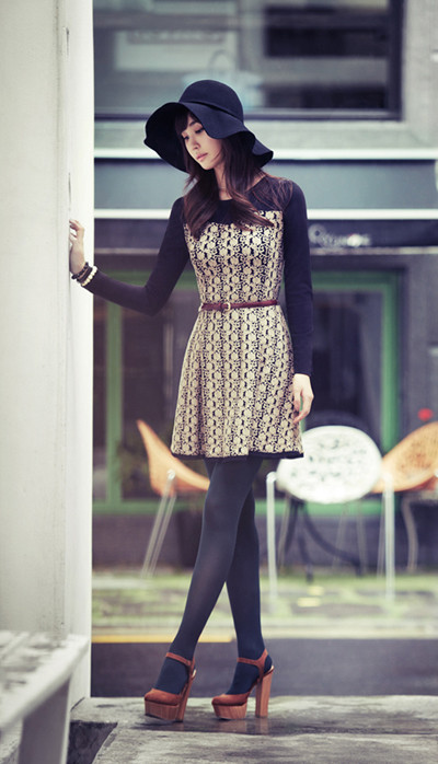 Mùa lạnh là dịp để quần tất "lên ngôi". Nếu kết hợp màu sắc một cách hài hòa, đây sẽ là một món phụ kiện hữu hiệu không chỉ để giữ ấm đôi chân mà còn giúp các bạn gái tạo điểm nhấn phong cách cho mình. Mùa lạnh là dịp để quần tất "lên ngôi". Nếu kết hợp màu sắc một cách hài hòa, đây sẽ là một món phụ kiện hữu hiệu không chỉ để giữ ấm đôi chân mà còn giúp các bạn gái tạo điểm nhấn phong cách cho mình.