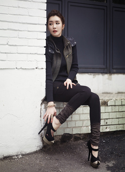 Thay cho đôi bốt quân đội "hầm hố", bạn có thể chọn giày cao gót có thiết kế mạnh mẽ kết hợp cùng quần tregging và khoác thêm chiếc gilê khỏe khoắn để trở thành một cô nàng vừa năng động vừa quyến rũ. Thay cho đôi bốt quân đội "hầm hố", bạn có thể chọn giày cao gót có thiết kế mạnh mẽ kết hợp cùng quần tregging và khoác thêm chiếc gilê khỏe khoắn để trở thành một cô nàng vừa năng động vừa quyến rũ.