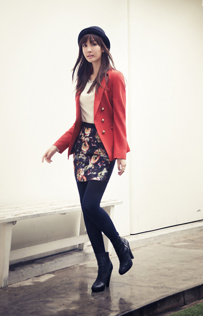 Chân váy họa tiết mặc cùng sơ mi và blazer trơn màu là cách kết hợp "an toàn" và hiệu quả để có một vẻ ngoài thanh lịch mà vẫn trẻ trung. Bạn chỉ cần lưu ý một chút về cách kết hợp màu sắc: nên chọn màu áo sơ mi trùng với một màu ở họa tiết của váy, nếu màu này đã nổi bật rồi thì mặc blazer gam màu nhẹ nhàng, còn nếu áo sơ mi màu nhạt thì đừng ngại khoác thêm chiếc blazer màu nổi bật, miễn là nhìn tổng thể bộ trang phục hài hòa, đẹp mắt. Chân váy họa tiết mặc cùng sơ mi và blazer trơn màu là cách kết hợp "an toàn" và hiệu quả để có một vẻ ngoài thanh lịch mà vẫn trẻ trung. Bạn chỉ cần lưu ý một chút về cách kết hợp màu sắc: nên chọn màu áo sơ mi trùng với một màu ở họa tiết của váy, nếu màu này đã nổi bật rồi thì mặc blazer gam màu nhẹ nhàng, còn nếu áo sơ mi màu nhạt thì đừng ngại khoác thêm chiếc blazer màu nổi bật, miễn là nhìn tổng thể bộ trang phục hài hòa, đẹp mắt.