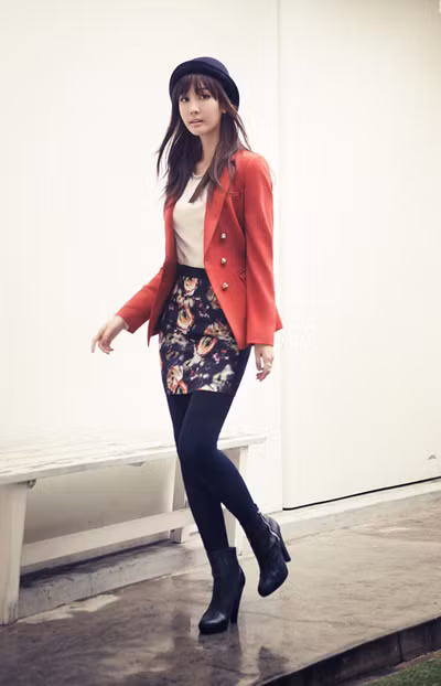 Chân váy họa tiết mặc cùng sơ mi và blazer trơn màu là cách kết hợp "an toàn" và hiệu quả để có một vẻ ngoài thanh lịch mà vẫn trẻ trung. Bạn chỉ cần lưu ý một chút về cách kết hợp màu sắc: nên chọn màu áo sơ mi trùng với một màu ở họa tiết của váy, nếu màu này đã nổi bật rồi thì mặc blazer gam màu nhẹ nhàng, còn nếu áo sơ mi màu nhạt thì đừng ngại khoác thêm chiếc blazer màu nổi bật, miễn là nhìn tổng thể bộ trang phục hài hòa, đẹp mắt.