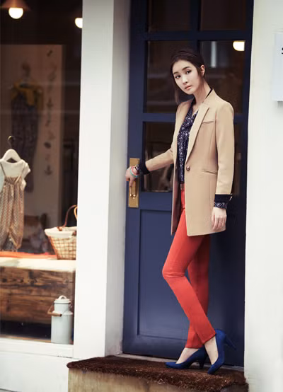 Quần jeans ôm sát màu sắc rực rỡ vẫn chưa hạ nhiệt trong mùa thu năm nay. Khi mặc quần kiểu này, hãy chọn blazer gam màu nhẹ nhàng như hồng nude hay be, kem, trông bạn sẽ rất nổi bật và cuốn hút.