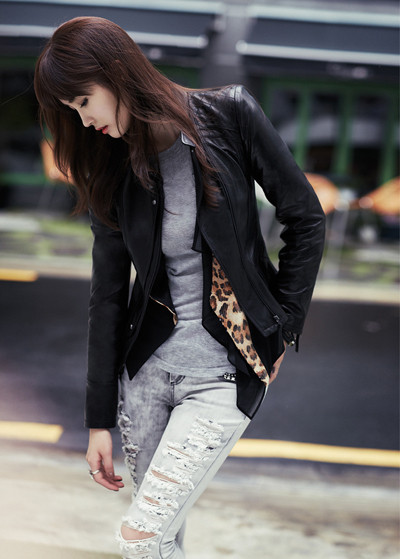 Bộ sưu tập mùa thu năm nay của Arnaldo Bassini còn bổ sung nét cá tính bằng những chiếc quần jeans rách "te tua" và áo khoác da mạnh mẽ, thêm sự lựa chọn cho các bạn gái có phong cách "bụi bặm". Bộ sưu tập mùa thu năm nay của Arnaldo Bassini còn bổ sung nét cá tính bằng những chiếc quần jeans rách "te tua" và áo khoác da mạnh mẽ, thêm sự lựa chọn cho các bạn gái có phong cách "bụi bặm".