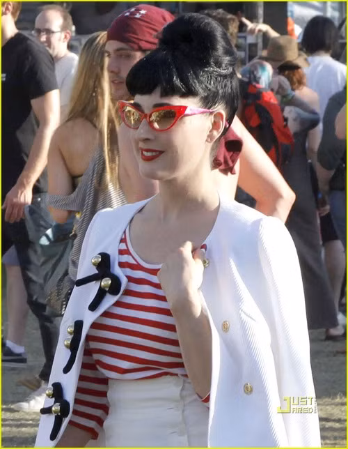 Dita Von Teese sắm cho mình chiếc kính mắt mèo độc đáo. Dita Von Teese sắm cho mình chiếc kính mắt mèo độc đáo.