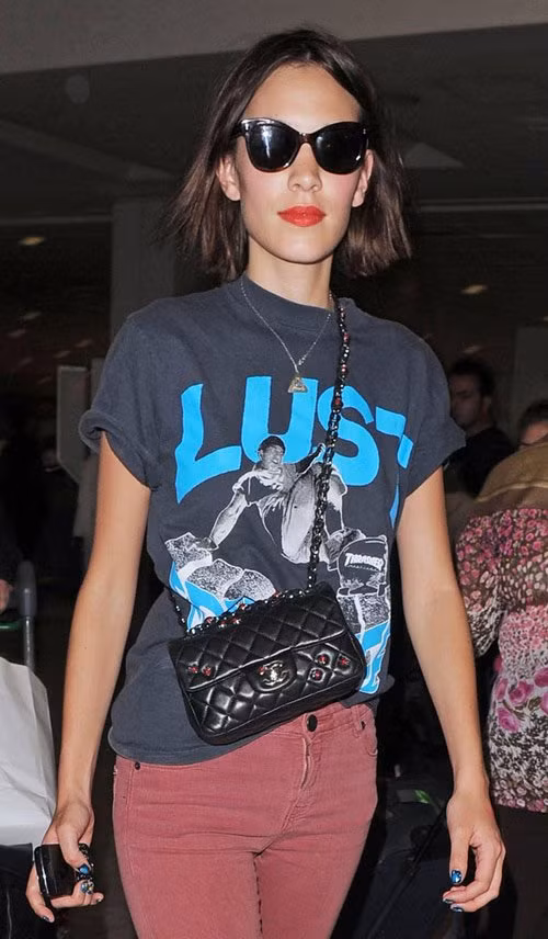 Alexa Chung cá tính với kính mắt mèo có phần ngang hơi hẹp, nhìn rất lạ mắt. Alexa Chung cá tính với kính mắt mèo có phần ngang hơi hẹp, nhìn rất lạ mắt.