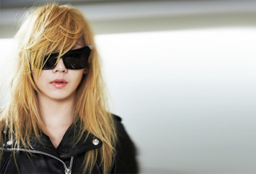 Ở Hàn Quốc, cô nàng CL - 2NE1 trông thật mạnh mẽ và phong cách với gọng kính mắt mèo có gắn kim loại ở chóp.