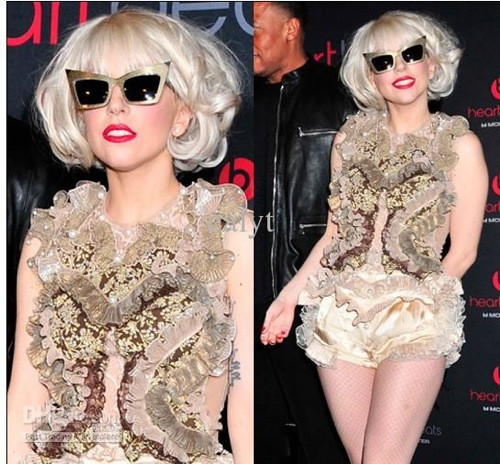 Lady Gaga với kính mắt mèo gọng kim loại.