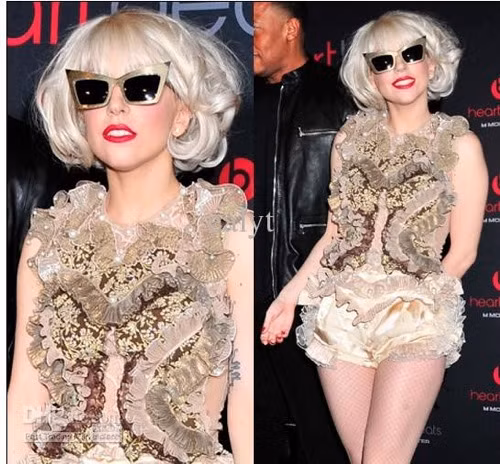 Lady Gaga với kính mắt mèo gọng kim loại. Lady Gaga với kính mắt mèo gọng kim loại.