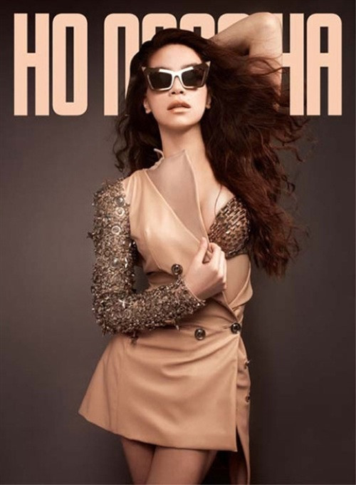 Hồ Ngọc Hà rất ấn tượng với kính mắt mèo gọng kim loại sáng bóng.