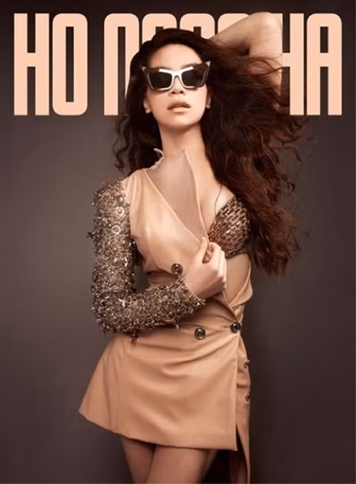 Hồ Ngọc Hà rất ấn tượng với kính mắt mèo gọng kim loại sáng bóng. Hồ Ngọc Hà rất ấn tượng với kính mắt mèo gọng kim loại sáng bóng.