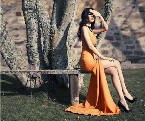 Hoa hậu đẹp hoàn hảo trong bộ váy xẻ cao vút màu vàng mù-tạt. Hoa hậu đẹp hoàn hảo trong bộ váy xẻ cao vút màu vàng mù-tạt.