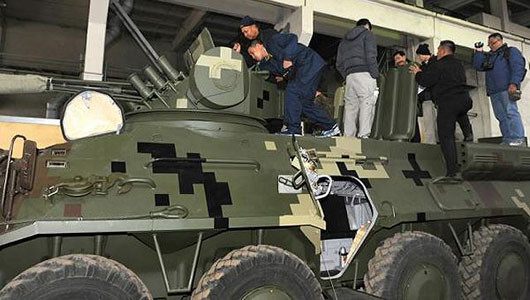 Binh lính trong xe ra/vào thông qua hai cửa ở hai thành xe và cửa trên nóc. Binh lính trong xe ra/vào thông qua hai cửa ở hai thành xe và cửa trên nóc.