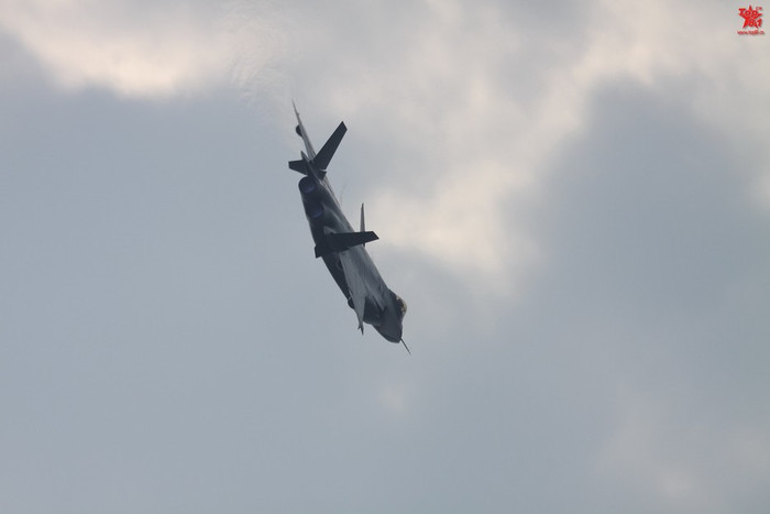 Máy bay chiến đấu J-20 Trung Quốc bay thử. Máy bay chiến đấu J-20 Trung Quốc bay thử.