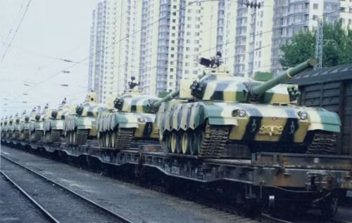 Lực lượng xe bọc thép Trung Quốc cơ động đường xa quy mô lớn đến khu vực tập kết.