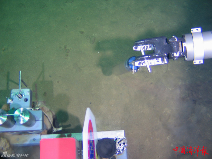 Thu thập những thứ tích tụ dưới đáy biển. Thu thập những thứ tích tụ dưới đáy biển.