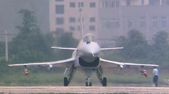 Máy bay chiến đấu J-10B.