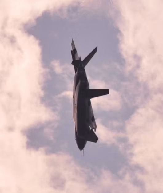 Máy bay chiến đấu tàng hình thế hệ thứ năm J-20 đang được Trung Quốc phát triển.