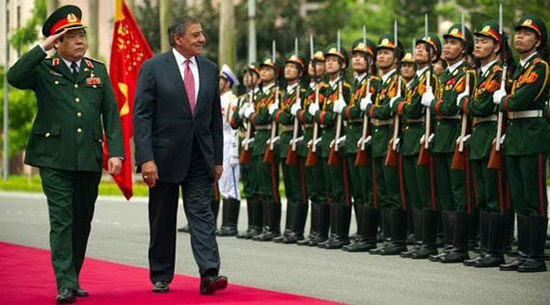 Bộ trưởng Quốc phòng Phùng Quang Thanh cùng Bộ trưởng Quốc phòng Mỹ Panetta duyệt đội danh dự. Bộ trưởng Quốc phòng Phùng Quang Thanh cùng Bộ trưởng Quốc phòng Mỹ Panetta duyệt đội danh dự.