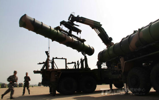 Tên lửa phòng không tầm xa HQ-9 của Trung Quốc. Tên lửa phòng không tầm xa HQ-9 của Trung Quốc.