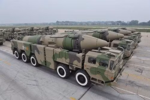 Tên lửa đạn đạo chống hạm DF-21D Trung Quốc.